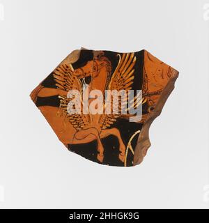 Frammento di una voluta-krater di terracotta (ciotola per mescolare vino e acqua) metà del 4th secolo a.C. attribuito al pittore della Dublino Situlae preparte di PegasusQuesto frammento, E un altro nello stesso caso (19.192.81.2, .8), appartiene ad una voluta-krater che raffigura la morte di Pentheus sull'obverse e la battaglia di dei e Titani sul rovescio. Il pezzo mostra il cavallo alato guardando indietro Bellerophon, la cui mano sinistra sembra tenere una redina. A destra c'è Zeus seduto nel suo carro. La punta dell'ala appartiene a una figura di Nike.. Frammento di un volute-krater di terracotta (ciotola per la miscelazione Foto Stock