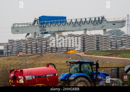 West Hyde, Hertfordshire, Regno Unito. 24th Gennaio 2022. Segmenti di rivestimento del tunnel nel sito HS2 South Portal. Le macchine per la perforazione di tunnel (TBM) di nome Florence e Cecilia stanno continuando a scavare due tunnel di dieci miglia sotto i Chilterns. Oggi il governo è tenuto a presentare in Parlamento la legge sul treno ad alta velocità (Crewe - Manchester). HS2 manifestanti stanno organizzando una Giornata Nazionale della Terra di Costing HS2 lungo la strada del HS2 in protesta. Credit: Maureen McLean/Alamy Live News Foto Stock