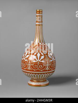 Bottiglia ca. 1862 Design attribuito a Christopher Dresser britannico, scozzese il modello centrale di scorrimento interlacciato fogliame in arancio orlato in oro su una terra bianca guarisce indietro a motivi decorativi islamici spesso trovati sulla ceramica. I disegni verticali sul collo e sotto la ciotola della bottiglia sono in imitazione di fluting e di gadrooning trovati frequentemente su hollowware d'argento. La forma bulbosa del vaso, con un collo alto e stretto, si ispira agli esempi persiani e cinesi. Attribuito a Christopher Dresser (1834–1904), lo schema decorativo del vaso segue la sua idea Foto Stock