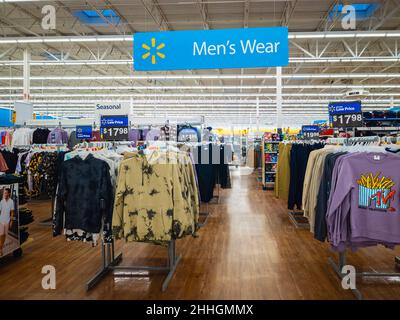 New Hartford, New York - 23 gennaio 2022: Vista orizzontale del reparto di abbigliamento maschile al Walmart Super Center Foto Stock