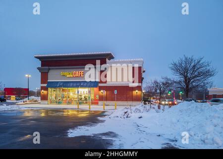 New Hartford, New York - 23 gennaio 2022: Vista orizzontale del negozio esterno del Tropical Smoothie Cafe Foto Stock