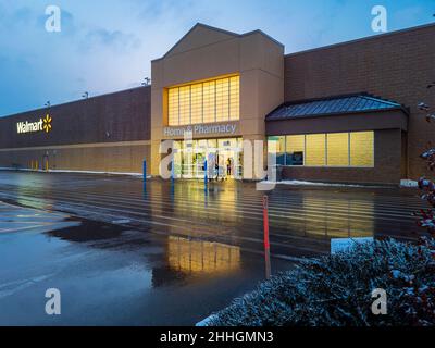 New Hartford, New York - 23 gennaio 2022: Vista orizzontale della casa e ingresso della farmacia del Walmart Super Center Foto Stock