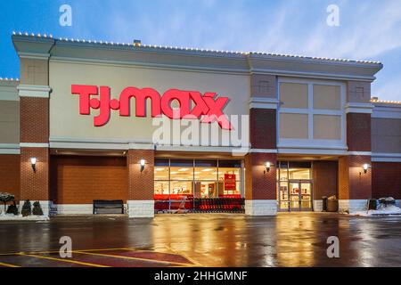 New Hartford, New York - 23 gennaio 2022: Vista orizzontale dello storefront e del logo T.J.Maxx Foto Stock