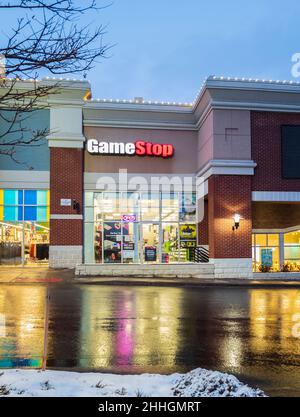 New Hartford, New York - 23 gennaio 2022: Vista notturna verticale dello Storefront GameStop Video Game Foto Stock