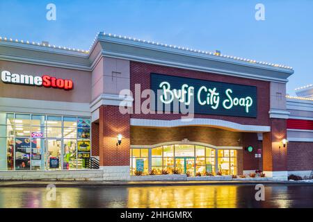 New Hartford, New York - 23 gennaio 2022: Vista notturna verticale del negozio di sapone di Buff City Foto Stock