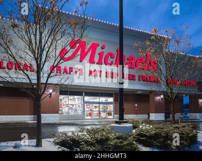 New Hartford, New York - 23 gennaio 2022: Vista notturna orizzontale del negozio di articoli per l'artigianato Michaels Foto Stock