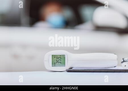 Non dimenticare di controllare la temperatura. Shot di un termometro su un tavolo in un sito di vaccinazione. Foto Stock