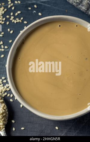 Salsa di sesamo Tahini biologica fatta in casa in una ciotola Foto Stock