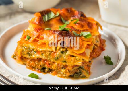 Lasagna vegetariana artigianale con salsa di pomodoro e basilico Foto Stock