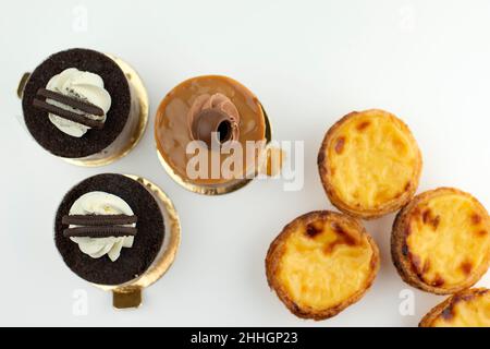 Dolci rotondi al forno con vista dall'alto su sfondo bianco Foto Stock