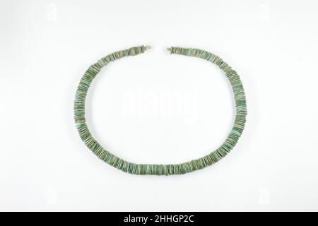 Stringa di bead disco ca. 1425–1295 a.C. nuovo Regno. Stringa di batte disco ca. 1425–1295 A.C. Faience. Nuovo Regno. Dall'Egitto; probabilmente dall'Alto Egitto settentrionale, Deir el-Ballas. Dynasty 18, tardi Foto Stock