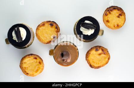 Dolci rotondi al forno con vista dall'alto su sfondo bianco Foto Stock