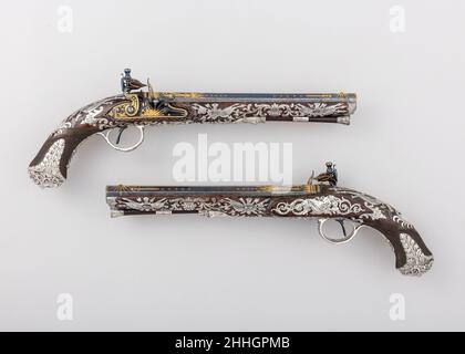 Coppia di pistole Flintlock con la scritta 1800–1801 Samuel Brunn British queste pistole si classificano tra le più sontuosamente abbellite armi da fuoco neoclassiche inglesi conosciute. Sono i capolavori di Samuel Brunn, uno dei principali tagliatori e artiglieria londinesi che ha tenuto appuntamenti con il Principe di Galles (in seguito il Principe Regente e il Re Giorgio IV, 1760–1830) e con altri membri della famiglia reale, nonché con il Consiglio d'Ordnanza del governo. Le botti e le serrature sono in acciaio blu inciso e oro intarsiato con trofei di braccia e fogliame. La decorazione degli stock, combinando incisa foglio-argento i Foto Stock
