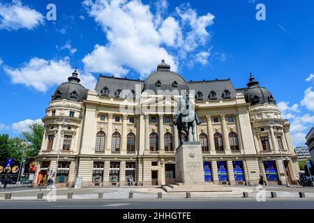 Bucarest, Romania, 6 maggio 2021: La Biblioteca Universitaria Centrale con monumento equestre al re Carol i di fronte ad essa in Piazza Revolutiei (Piata Rev Foto Stock