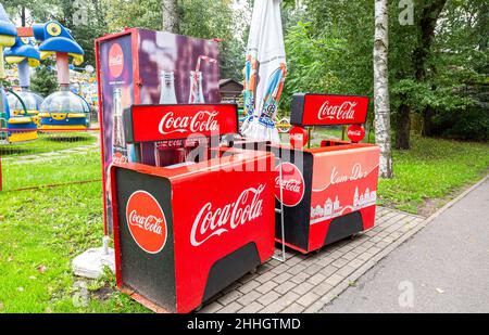 Veliky Novgorod, Russia - 30 agosto 2021: Negozio stand Coca Cola nel parco della città in estate Foto Stock