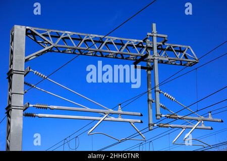 La linea aerea 25kV apparecchiature, da Londra a Bedford Line Railway, vicino a Bedford Town, Bedfordshire, Inghilterra, Regno Unito Foto Stock