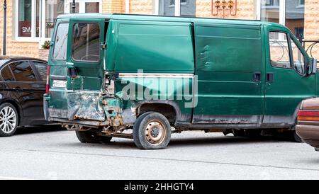 Veliky Novgorod, Russia - 30 agosto 2021: Rotto Peugeot Boxer van dopo un incidente stradale. Automobili danneggiate dopo una collisione in città Foto Stock