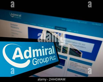 Cellulare con logo della compagnia di assicurazioni britannica Admiral Group plc sullo schermo di fronte al sito web aziendale. Mettere a fuoco sulla sinistra del display del telefono. Foto Stock