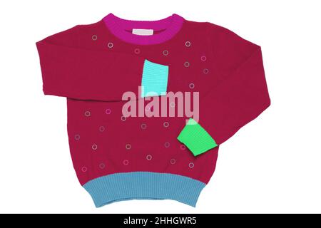 Vista dall'alto dei vestiti per bambino ragazzo isolato su uno sfondo bianco. Un maglione bambino rosso bello o cardigan lavorato a maglia. Moda autunno e inverno Foto Stock