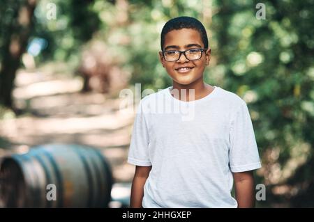 Solo io, io e Madre natura. Ritratto di un ragazzo fidato che si diverte al campo estivo. Foto Stock