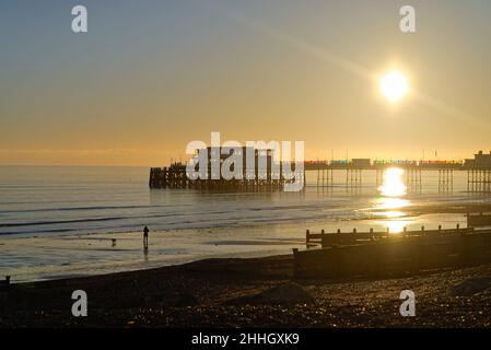 Worthing molo e spiaggia al tramonto in un freddo inverno giorno West Sussex Inghilterra Regno Unito Foto Stock