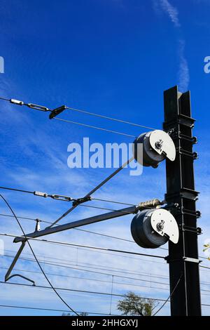 La linea aerea 25kV apparecchiature, da Londra a Bedford Line Railway, vicino a Bedford Town, Bedfordshire, Inghilterra, Regno Unito Foto Stock