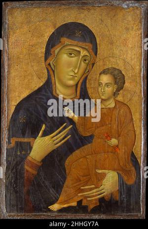 Madonna col Bambino forse 1230s Berlinghiero Italiano di solennemente bellezza geratica, questa è una delle sole due opere che possono essere affidate con fiducia a Berlinghiero, il pittore più importante della città toscana di Lucca. Segue il tipo bizantino conosciuto come l'Odegitria ('chi mostra la via'), familiare dalle icone che arrivarono in Italia dopo la caduta di Costantinopoli nel 1204. La Madonna indica Gesù come la via della salvezza; vestito come un antico filosofo, tiene un rotolo. Uno studioso ha notato: 'Il lavoro di Berlinghiero opera con sfumature.. Il linguaggio dei gesti, con la loro gentl Foto Stock