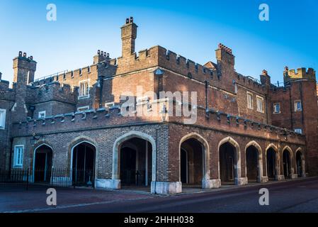 St James's Palace, un palazzo reale nell'esclusiva zona di St James, City of Westminster, Londra, Inghilterra, Regno Unito Foto Stock