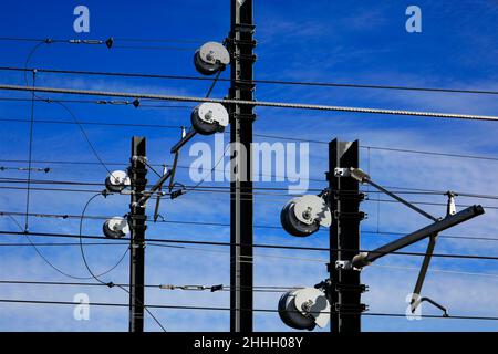 La linea aerea 25kV apparecchiature, da Londra a Bedford Line Railway, vicino a Bedford Town, Bedfordshire, Inghilterra, Regno Unito Foto Stock