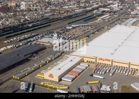 03 Aprile 2021 Newark NJ USA: I camion in magazzino logistica scaricano o caricano il carico con magazzino del negozio Shop Rite Foto Stock