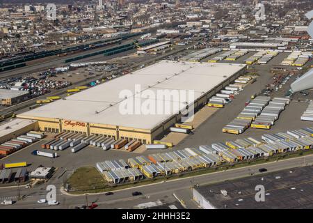03 Aprile 2021 Newark NJ USA: I camion in magazzino logistica scaricano o caricano il carico con magazzino del negozio Shop Rite Foto Stock