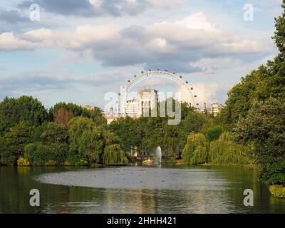 St James Park Lake e London Eye sullo sfondo, Londra, Gran Bretagna Foto Stock