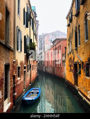 Vista sul canale con edifici storici in una giornata di nebbia a Venezia, Italia. Foto Stock