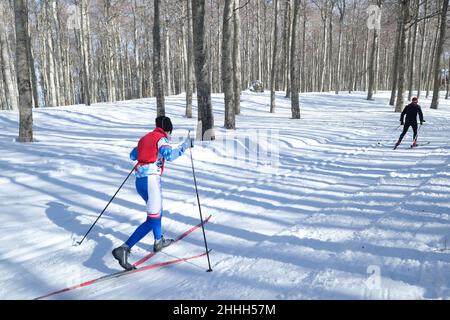 Le coppie si divertiranno a praticare lo sci di fondo in un paesaggio innevato in Italia Foto Stock