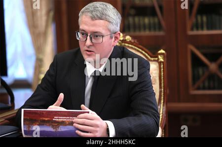 Mosca, Russia. 24th Jan 2022. Il governatore del territorio di Kamchatka Vladimir Solodov, durante un incontro di persona con il presidente russo Vladimir Putin al Cremlino, 24 gennaio 2022 a Mosca, Russia. Credit: Mikhail Metzel/Kremlin Pool/Alamy Live News Foto Stock