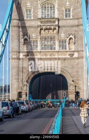 Tower Bridge con il ponte sollevato, fiume Tamigi, Londra Foto Stock