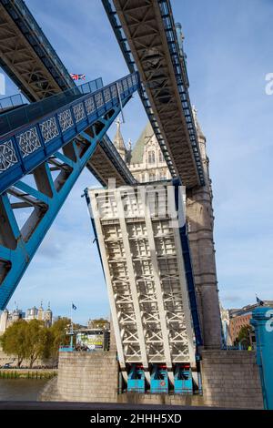 Tower Bridge con il ponte sollevato, fiume Tamigi, Londra Foto Stock