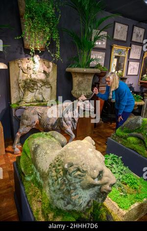 Battersea Park, Londra. 24 gennaio 2022. Anteprima della Fiera dell'Antiquariato & tessile dell'inverno 2022, che si svolge dal 25-30 gennaio con oltre 120 espositori provenienti da ogni angolo del Regno Unito. Credit: Malcolm Park/Alamy Live News. Foto Stock