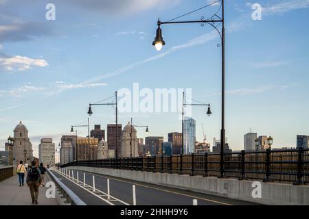 Vista dello skyline di Boston e parte della strada dal ponte Long Fellow su un bel cielo senza nuvole Foto Stock