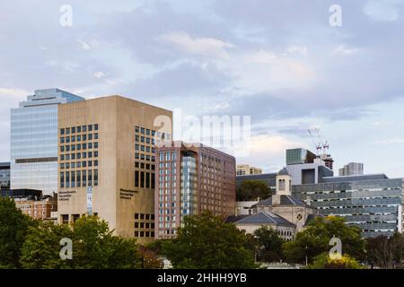 Boston, USA - 22 ottobre 2021: Massachusetts Eye e Ear Infirmary Campus e il Liberty Hotel come scenario di Boston Foto Stock