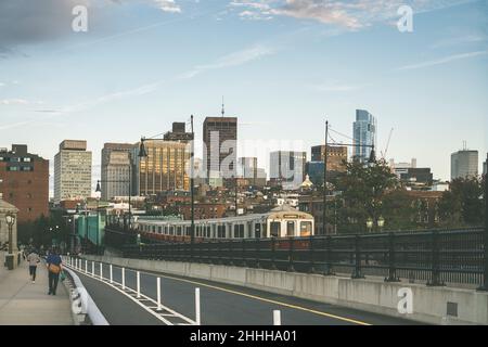 Linea metropolitana rossa di Boston sul Ponte Longfellow con vista panoramica dei grattacieli sullo sfondo Foto Stock