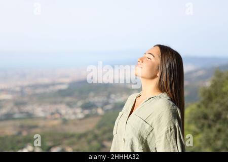 L'adolescente rilassato respira aria fresca nella periferia della città Foto Stock