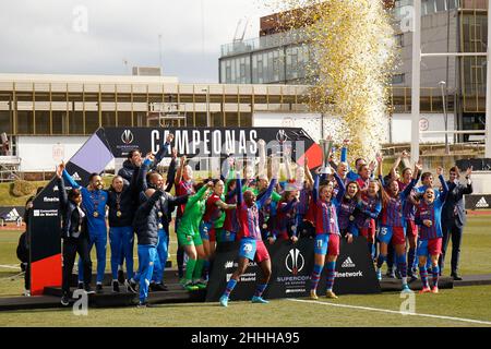 I giocatori del FC Barcelona festeggiano la vittoria con il trofeo Champions dopo la Supercoppa spagnola delle Donne, finale di calcio tra il FC Barcelona e l'Atletico de Madrid il 23 gennaio 2022 a Ciudad del Futbol a Las Rozas, Madrid, Spagna - Foto: Oscar Barroso/DPPI/LiveMedia Foto Stock