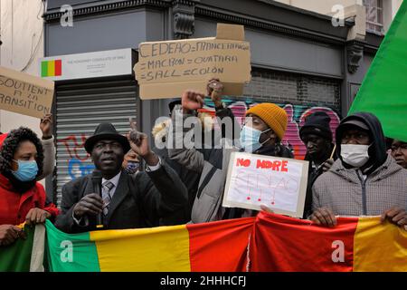 Londi=ON (UK), 22 gennaio 2022: Gli attivisti maliani protestano fuori dal consolare Maliano di Londra per l'autodeterminazione del popolo Maliano. Foto Stock