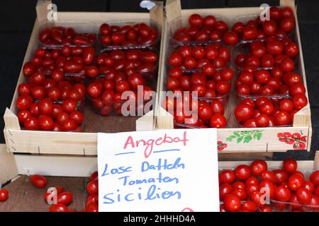 Monaco di Baviera, Germania - 07 luglio 2018: Commercio per le strade di Monaco di verdura e frutta nella stagione calda. Vetrina, scatole con pomodori maturi Foto Stock