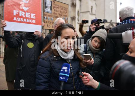 Londra, Regno Unito. 24th Jan 2022. La fidanzata Stella Moris di Julian Assange parla ai media fuori dalla Corte reale di Giustizia di Londra. Ad Assange fu concesso il permesso di chiedere ricorso all'estradizione presso la corte superiore del Regno Unito. (Foto di Thomas Krych/SOPA Images/Sipa USA) Credit: Sipa USA/Alamy Live News Foto Stock