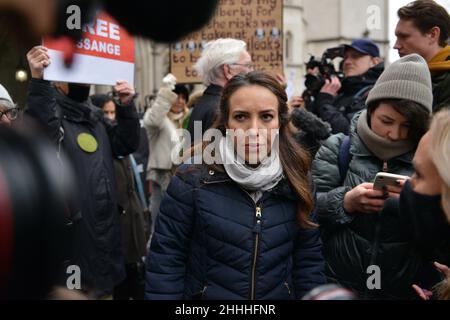 Londra, Regno Unito. 24th Jan 2022. La fidanzata Stella Moris di Julian Assange è vista fuori dalla Corte reale di Giustizia di Londra. Ad Assange fu concesso il permesso di chiedere ricorso all'estradizione presso la corte superiore del Regno Unito. (Foto di Thomas Krych/SOPA Images/Sipa USA) Credit: Sipa USA/Alamy Live News Foto Stock