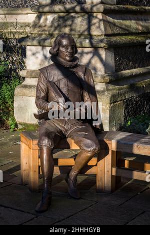 Scultura di William Shakespeare nel giardino della Cattedrale di Southwark, Londra, Inghilterra, Regno Unito Foto Stock