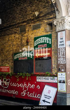 Annunci di Reastaurant in King's Head Yard, Southwark, Londra, Inghilterra, Regno Unito Foto Stock