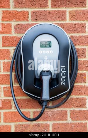 Un caricabatterie elettrico Zappi fissato alla parete esterna di una casa privata. Foto Stock
